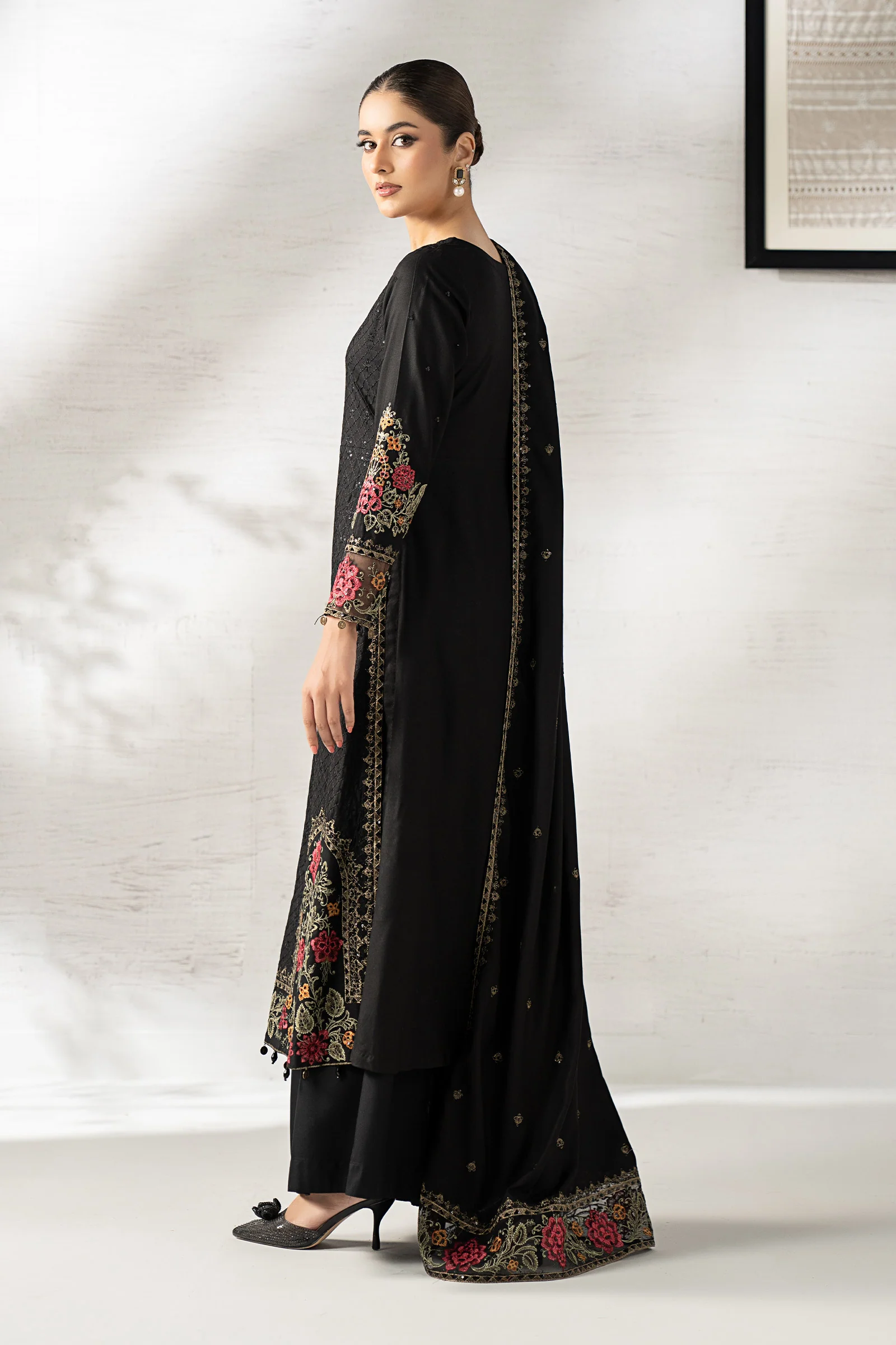 DW W 24 45 R1 Black Back D 2400x2400