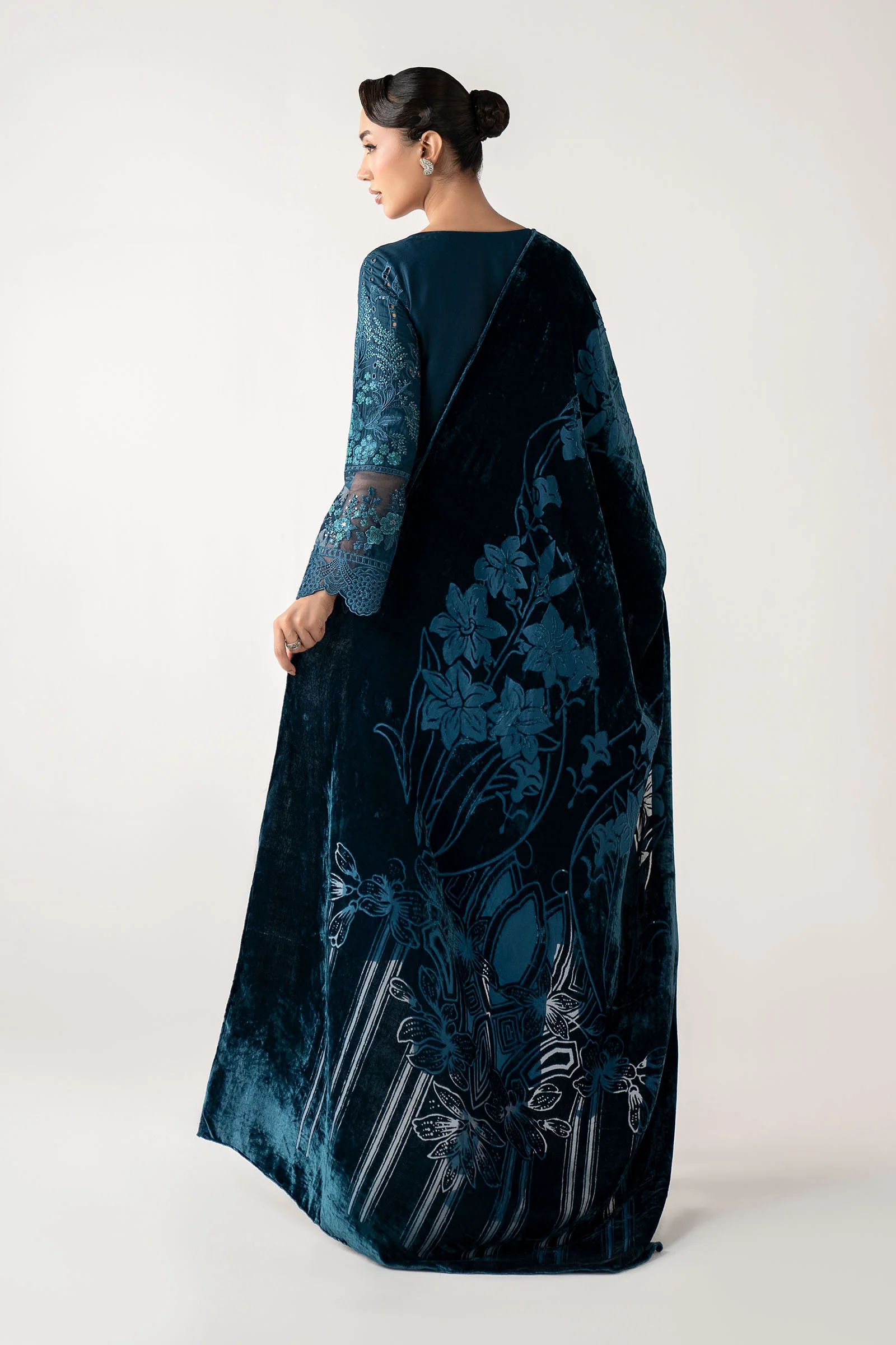 DW W 25 24 Back C 2400x2400